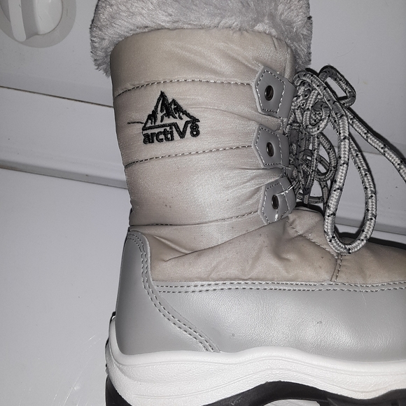 Size 11 kids snow boots - Picture 6 of 8